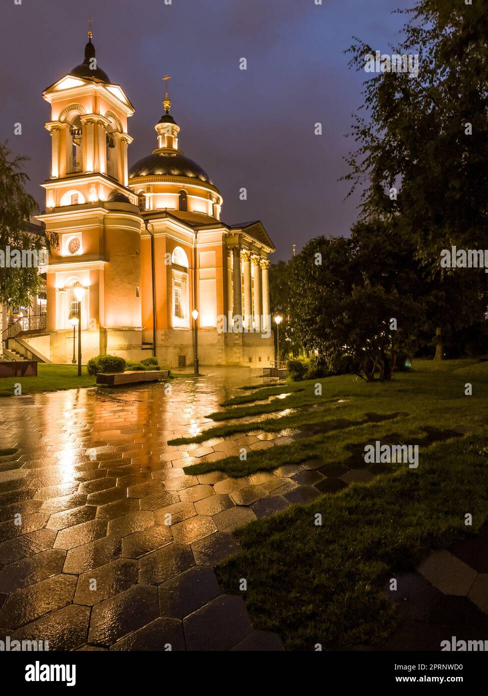 Mosca, Russia -14 luglio 2022. Vista della Chiesa di San Varvara 14th ° secolo nel Parco Zaryadye o Khram Velikomuchenitsy Varvario di notte dopo r Foto Stock