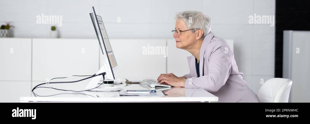 Postura scorretta seduta sulla sedia da ufficio Foto Stock
