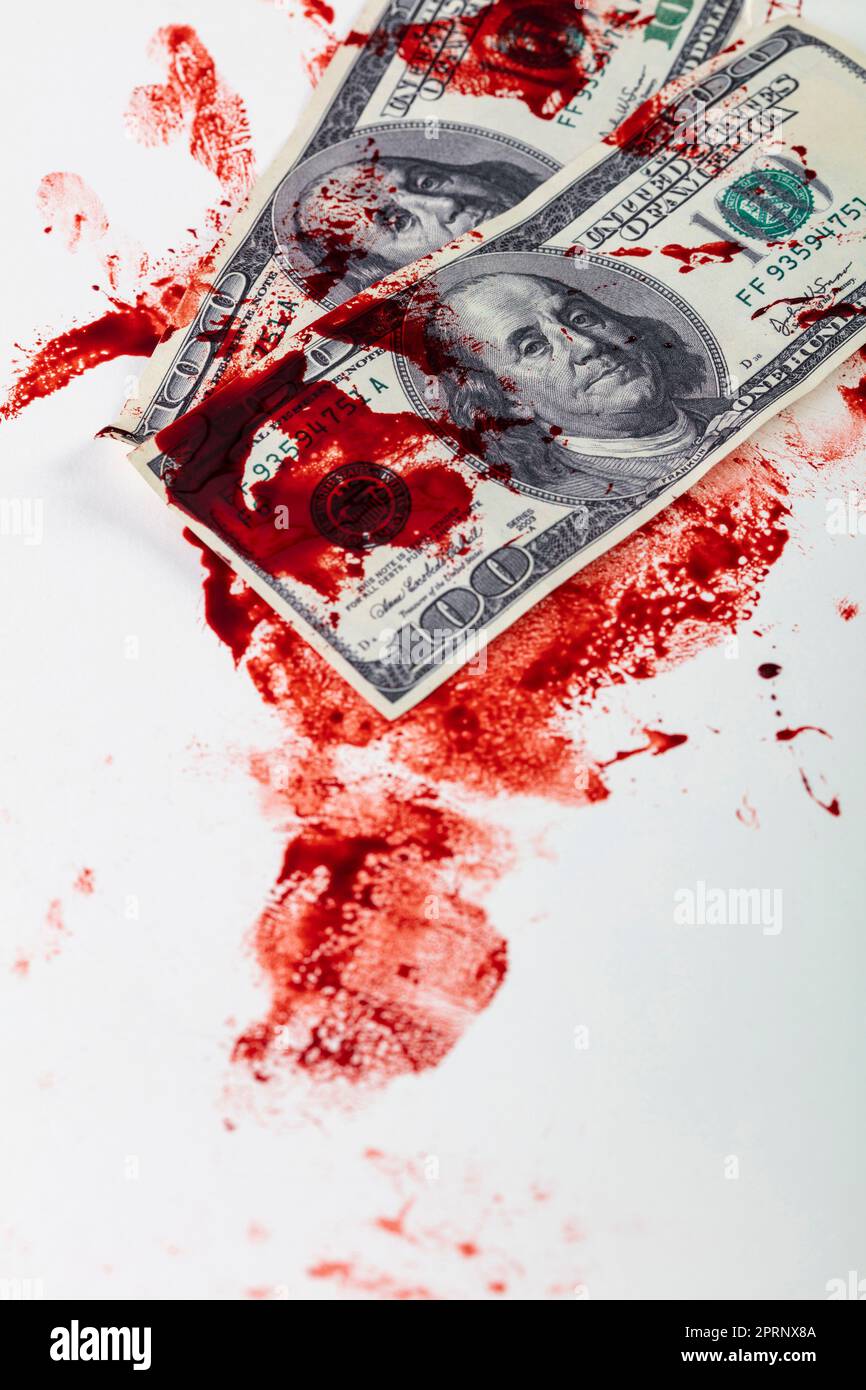 sangue macchiato dollari su uno sfondo bianco Foto Stock
