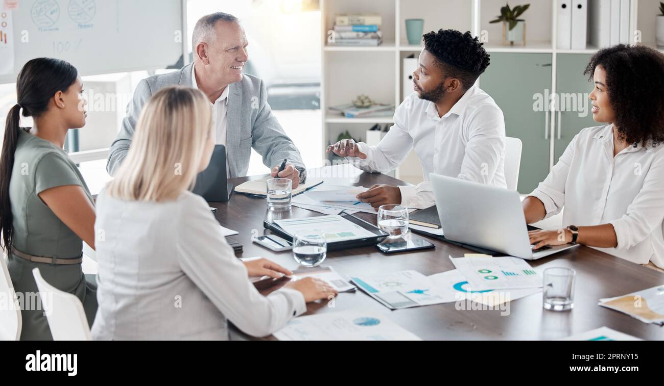 Collaborazione, gestione dei progetti e riunioni aziendali con i dipendenti nel lavoro di squadra di consulenza, marketing e strategia. Conferenze, sale riunioni e organizzazione con persone d'affari in azienda Foto Stock