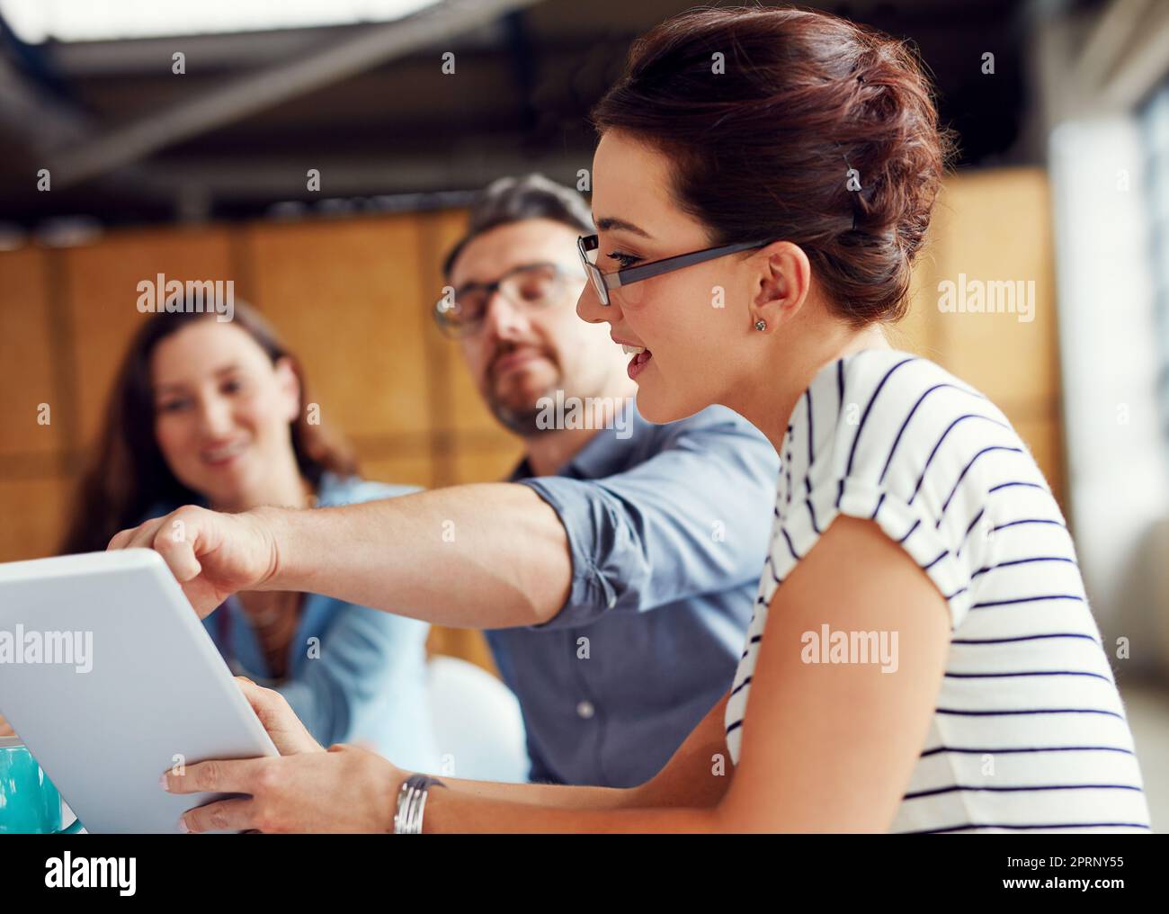 Oggi, un gruppo di colleghi che si riuniranno in un ufficio a pianta aperta. Foto Stock