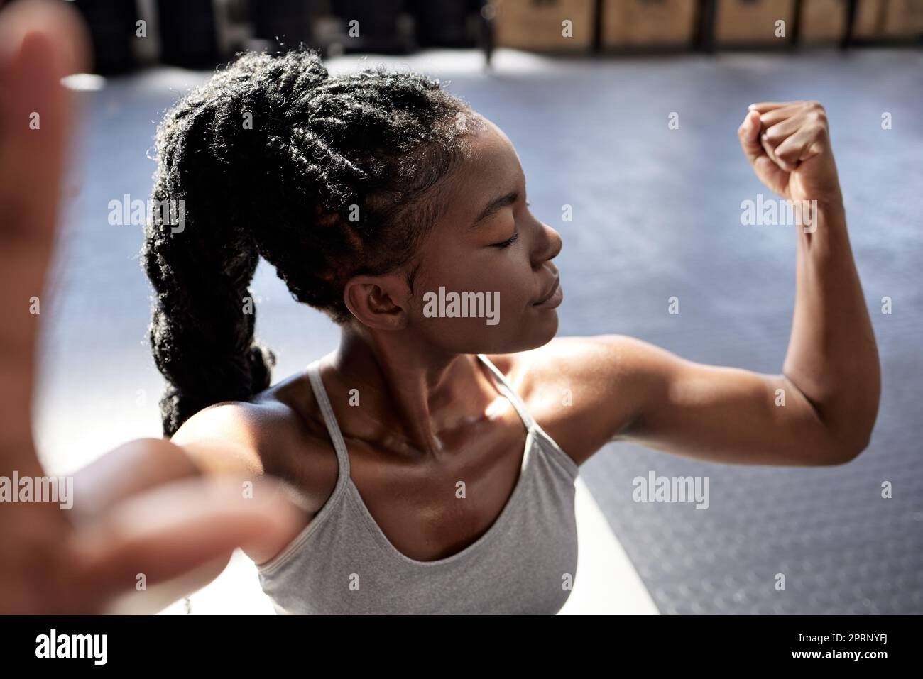 Fitness, selfie e donna di colore con muscoli forti in palestra, allenamento e motivazione di allenamento, ritratto. Sano, benessere e giovane atleta con corpo potente, braccia e bicipiti muscolari Foto Stock