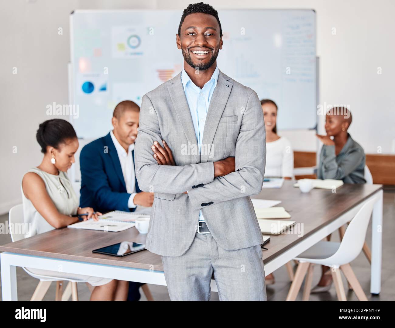 Motivazione, successo e leader nero nelle riunioni d'affari, collaborazione tra team in missione o visione. Pianificazione e pensiero di gruppi di dipendenti aziendali diversificati, condividendo la loro idea o strategia per il progetto Foto Stock