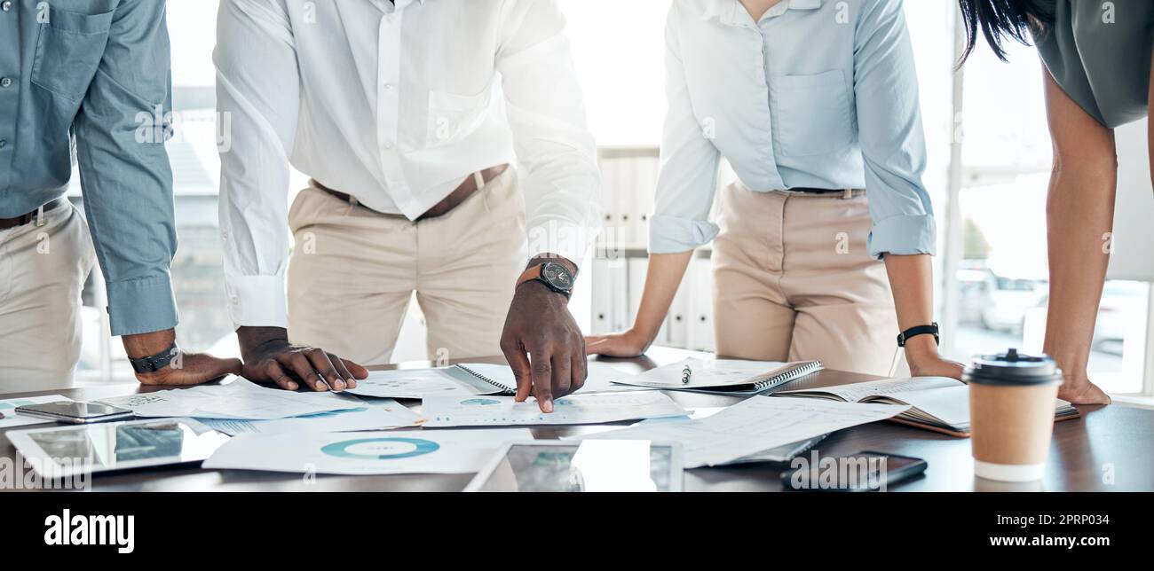 Riunione aziendale di team, diversità e marketing nella comunicazione sul branding, la pianificazione e la crescita globale. CEO, leadership e persone aziendali che pianificano pubblicità, collaborazione e obiettivi di missione Foto Stock