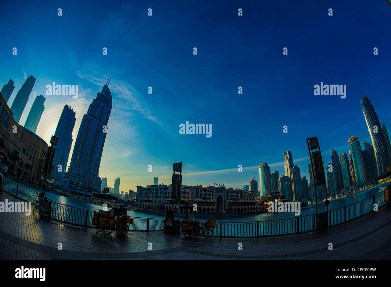 Dubais Morning ray ed alti edifici (Emirati Arabi Uniti) Foto Stock