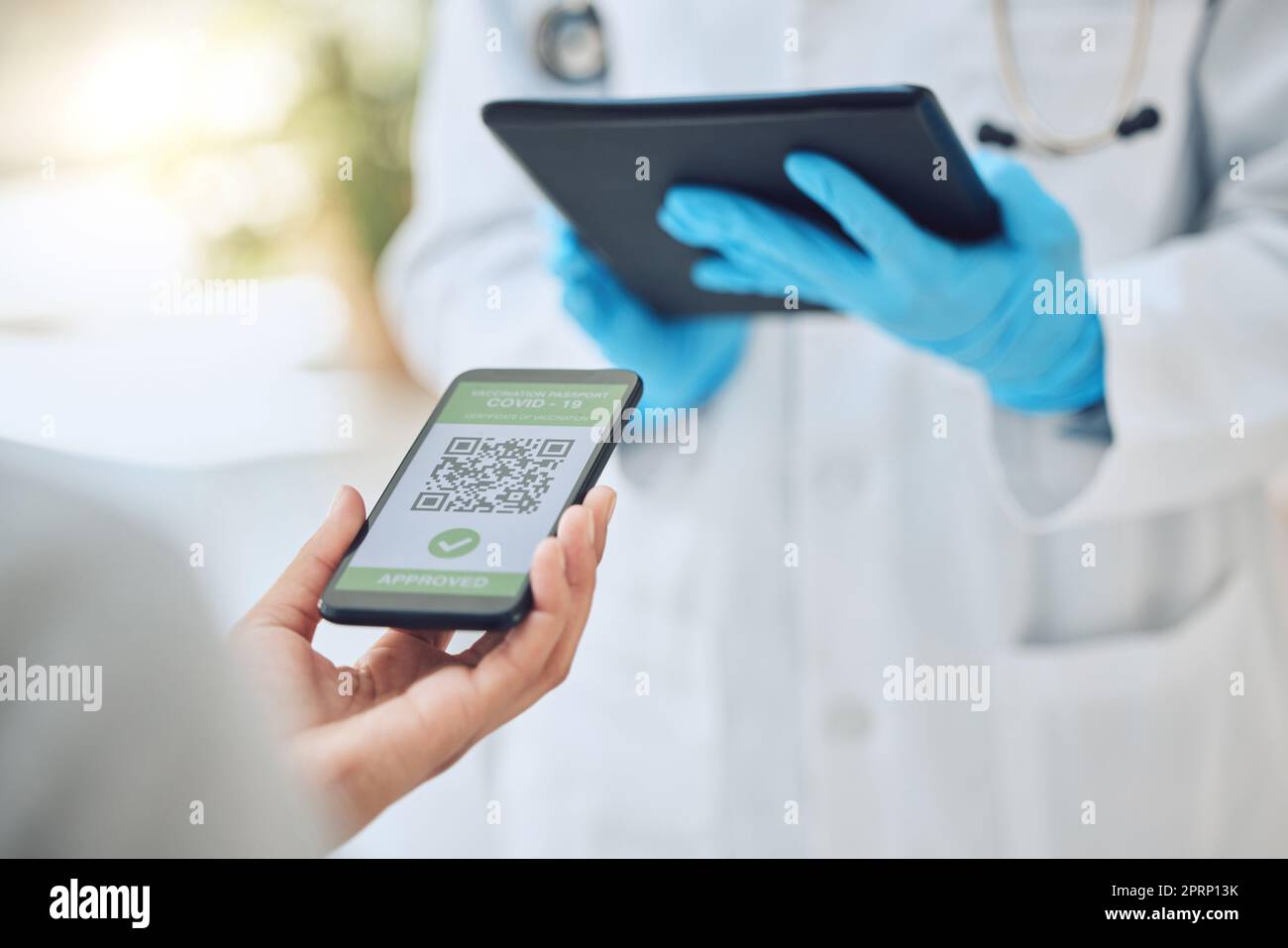 Codice qr del vaccino covid digitale, certificato di immunità telefonica e passaporto sanitario per il medico per controllare presso il sito di test della clinica. Mani, app mobile e booster shot, dati di benessere e identità di rischio Foto Stock