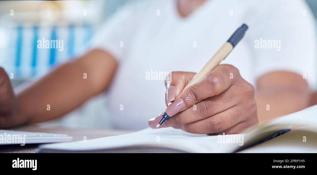 Mani, carta e scrittura di una donna al lavoro e che lavora su documenti o documenti in ufficio. Lavoratrice o dipendente, mano e penna pronte per scrivere piani, record o informazioni sui clienti. Foto Stock