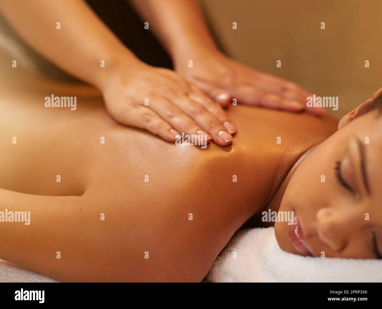 Lasciate che i vostri problemi si allontanino... una giovane donna che ottiene un massaggio al centro termale. Foto Stock
