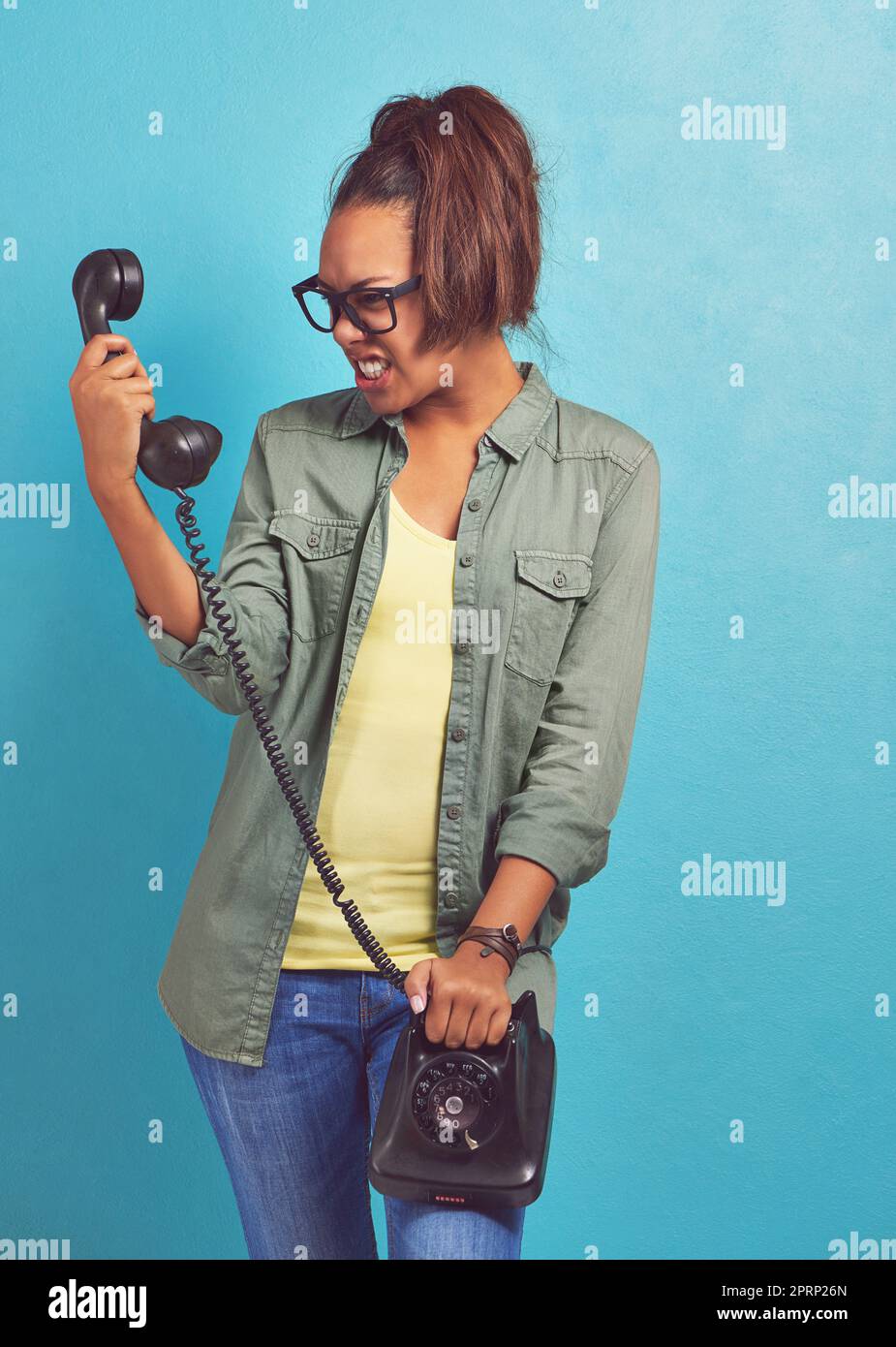 Non c'è nessuno che abbia avuto tempo, una giovane donna che guarda irritato un telefono. Foto Stock