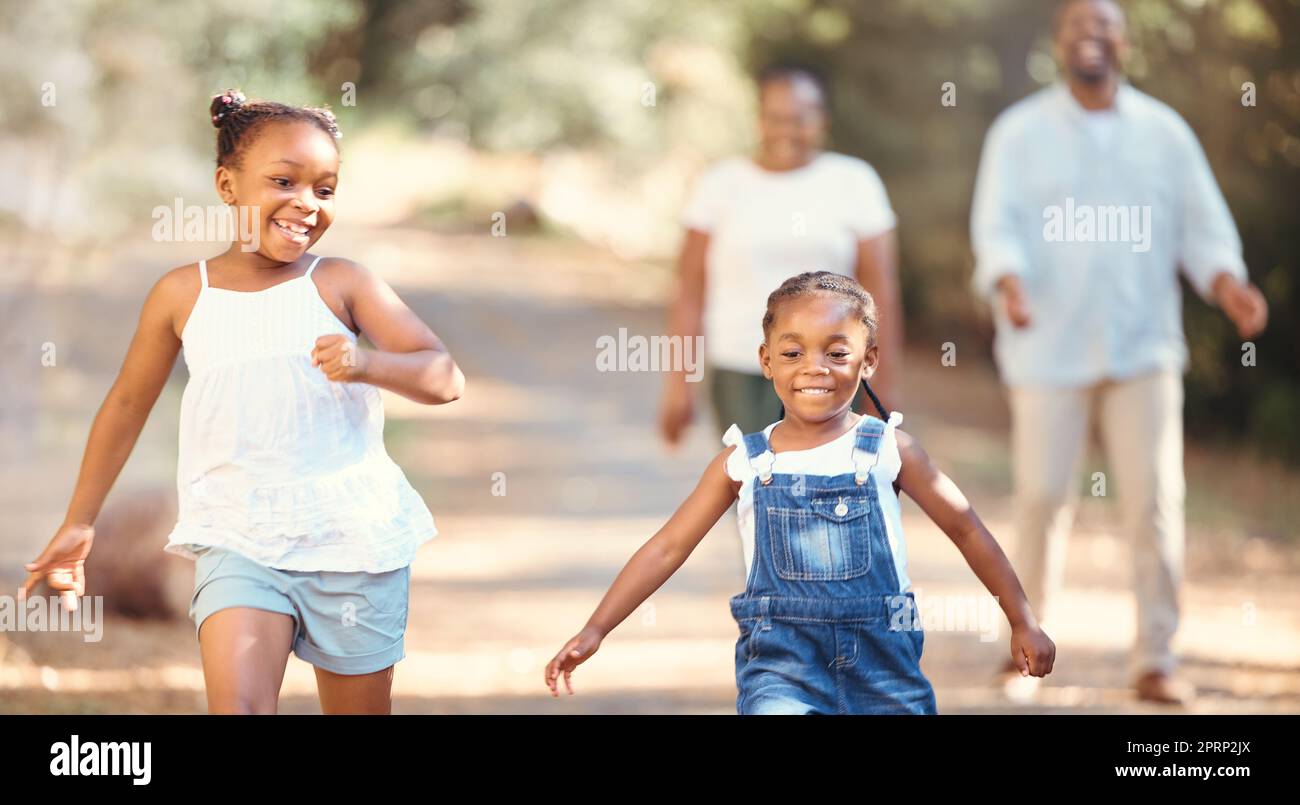 Famiglia nera, amore e divertimento i bambini corrono con sorriso, gioco e avventura all'aperto con madre e padre all'aperto. Felice donna e uomo nero con famiglia e bambini che corrono, viaggiano e sono in vacanza nella natura Foto Stock