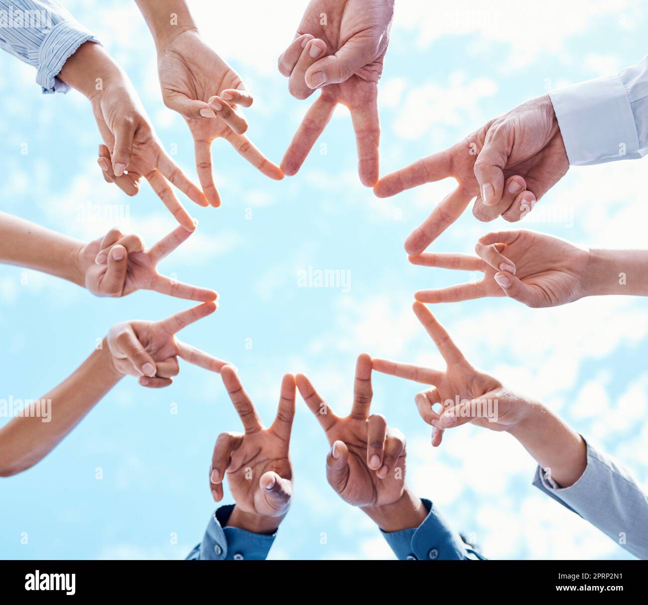 Star Sign con le mani per il lavoro di squadra, il supporto alla collaborazione di marketing e la pace per il successo nella partnership aziendale contro il cielo blu della città. Persone aziendali che lavorano in una strategia di fiducia e pianificazione Foto Stock