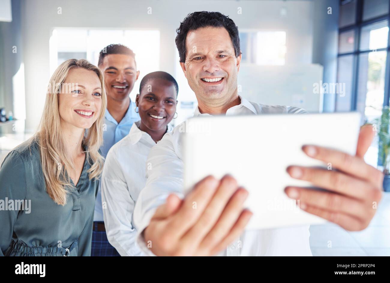 Persone d'affari che scattano selfie su tablet al lavoro, collaborazione di team con la tecnologia durante riunioni presso l'azienda aziendale e motivazione per la partnership. Fotografia del lavoro di squadra alla startup del digital marketing Foto Stock