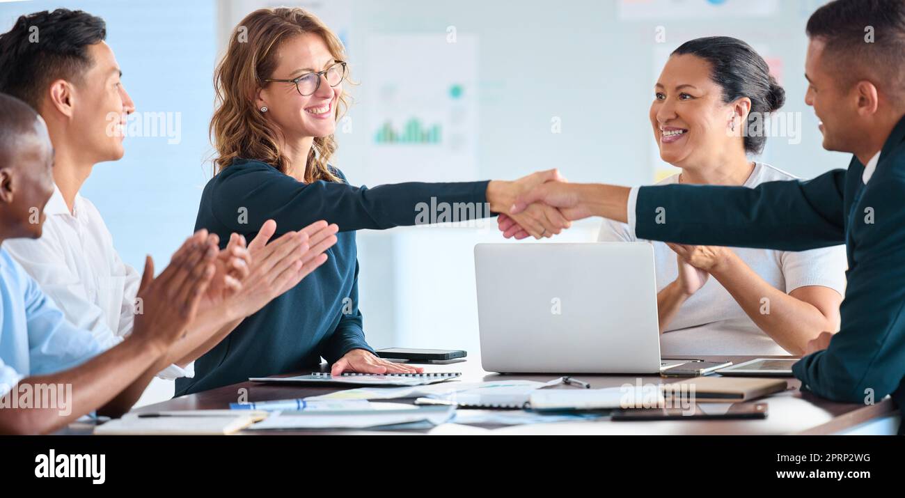 Gestite la stretta di mano del personale aziendale durante le riunioni aziendali per ottenere fiducia, collaborazione e collaborazione. Benvenuto di un'azienda B2B leader nella strategia di partnership o nel lavoro di squadra con le aziende aziendali in sala riunioni Foto Stock