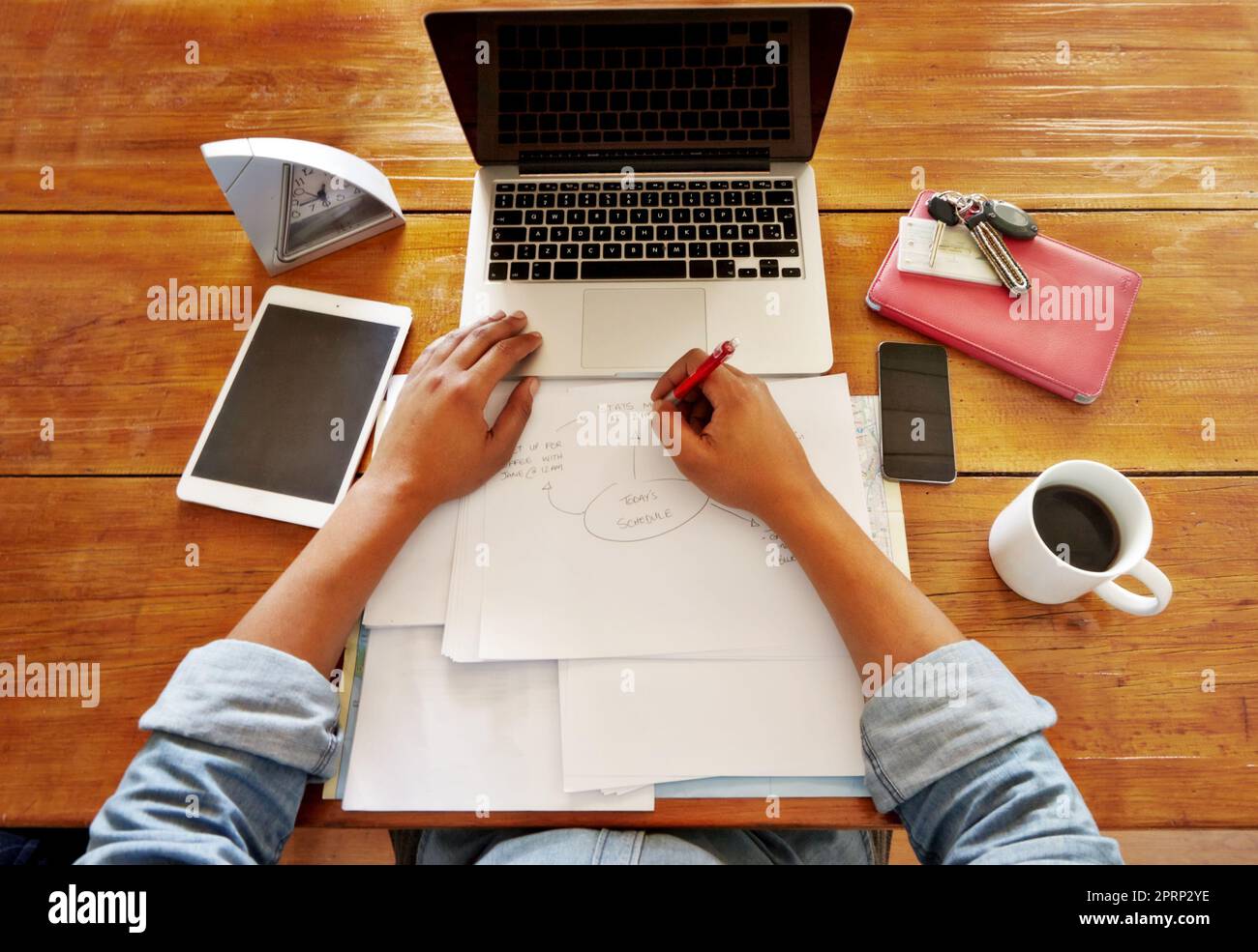 Giusto, tempo per essere produttivi. Foto POV di una persona che lavora alla propria scrivania. Foto Stock