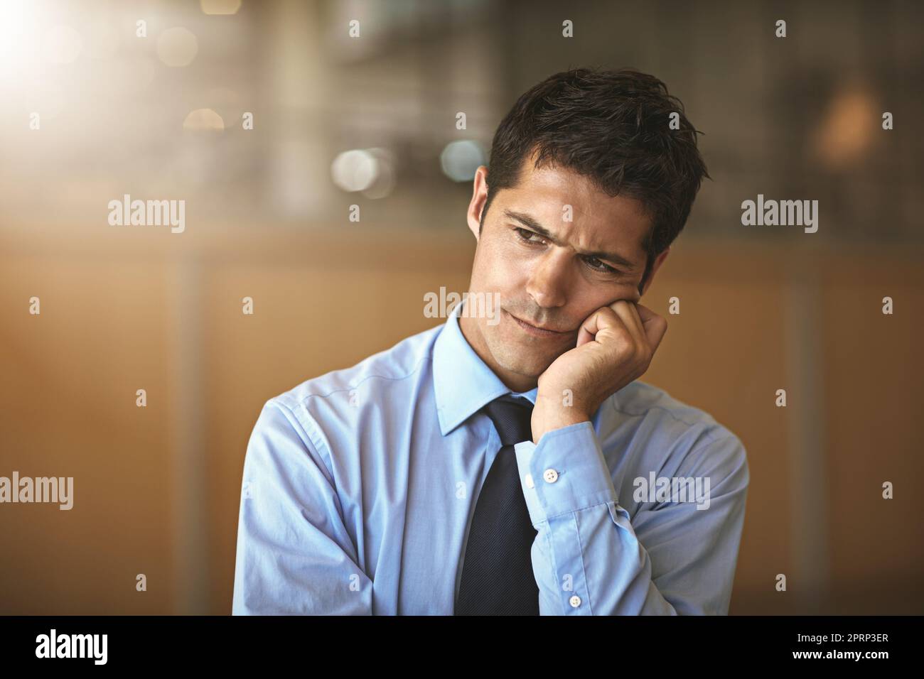 Non posso fare molto di più: Un uomo d'affari che guarda stressato in ufficio. Foto Stock