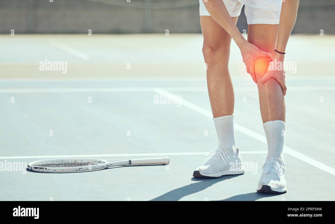 Gambe dell'atleta di tennis con dolore al ginocchio, lesioni o infiammazioni dovute a un incidente di allenamento sportivo nel campo da tennis. Uomo competitivo o persona con emergenza medica di lividi articolari e muscolari Foto Stock