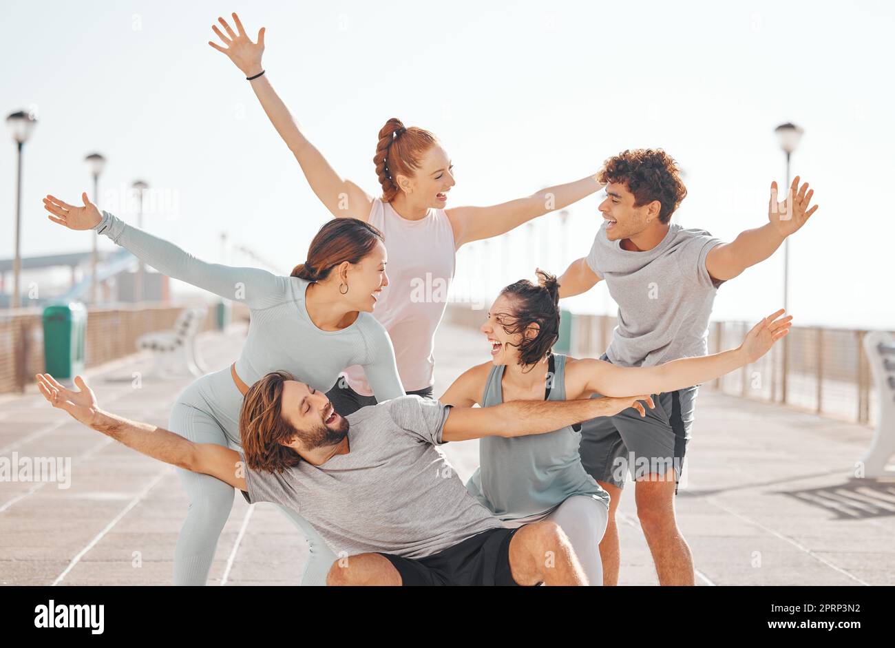 Amici, mani felici ed eccitanti all'aperto mentre si fa esercizio si fa una pausa con gli abiti da palestra. Il circolo sociale dei giovani si diverte a festeggiare la loro giovinezza nel fine settimana. Foto Stock