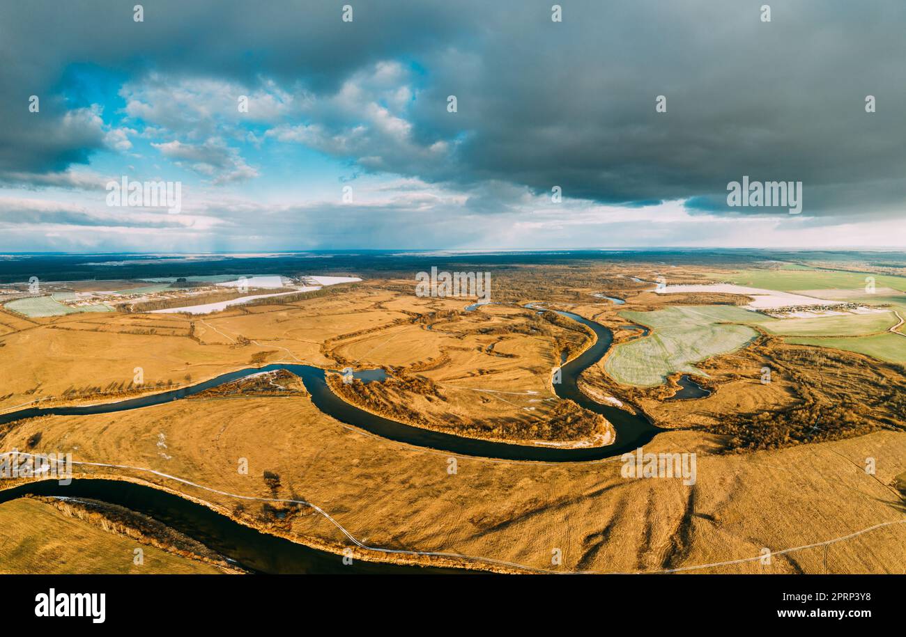 Vista aerea del paesaggio di asino secco e del fiume ghiacciato a fine autunno. Vista dall'alto. Marsh Bog. Vista drone. Vista dall'alto Foto Stock