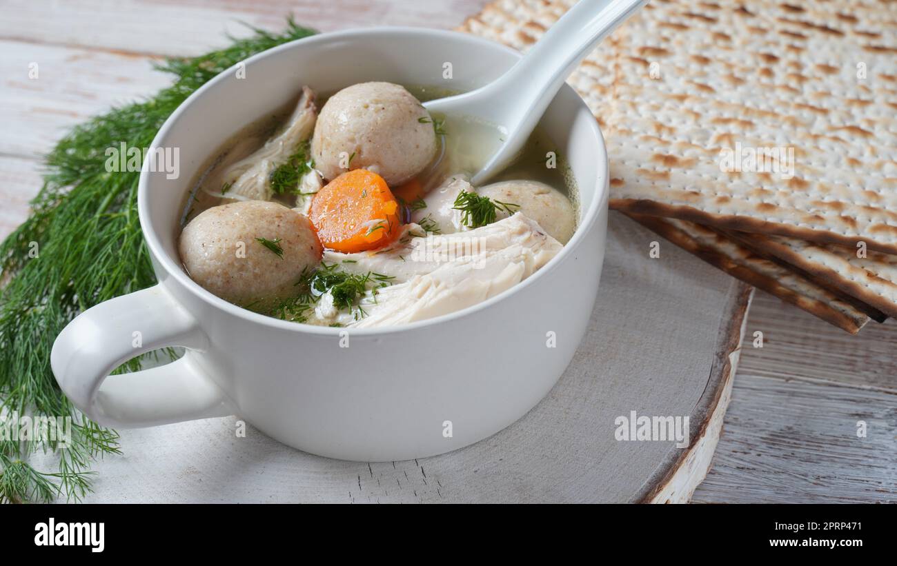 Pollo Matzo sfera zuppa con carote nel recipiente. Tradizionale ebraico per le vacanze di Pasqua cibo Foto Stock