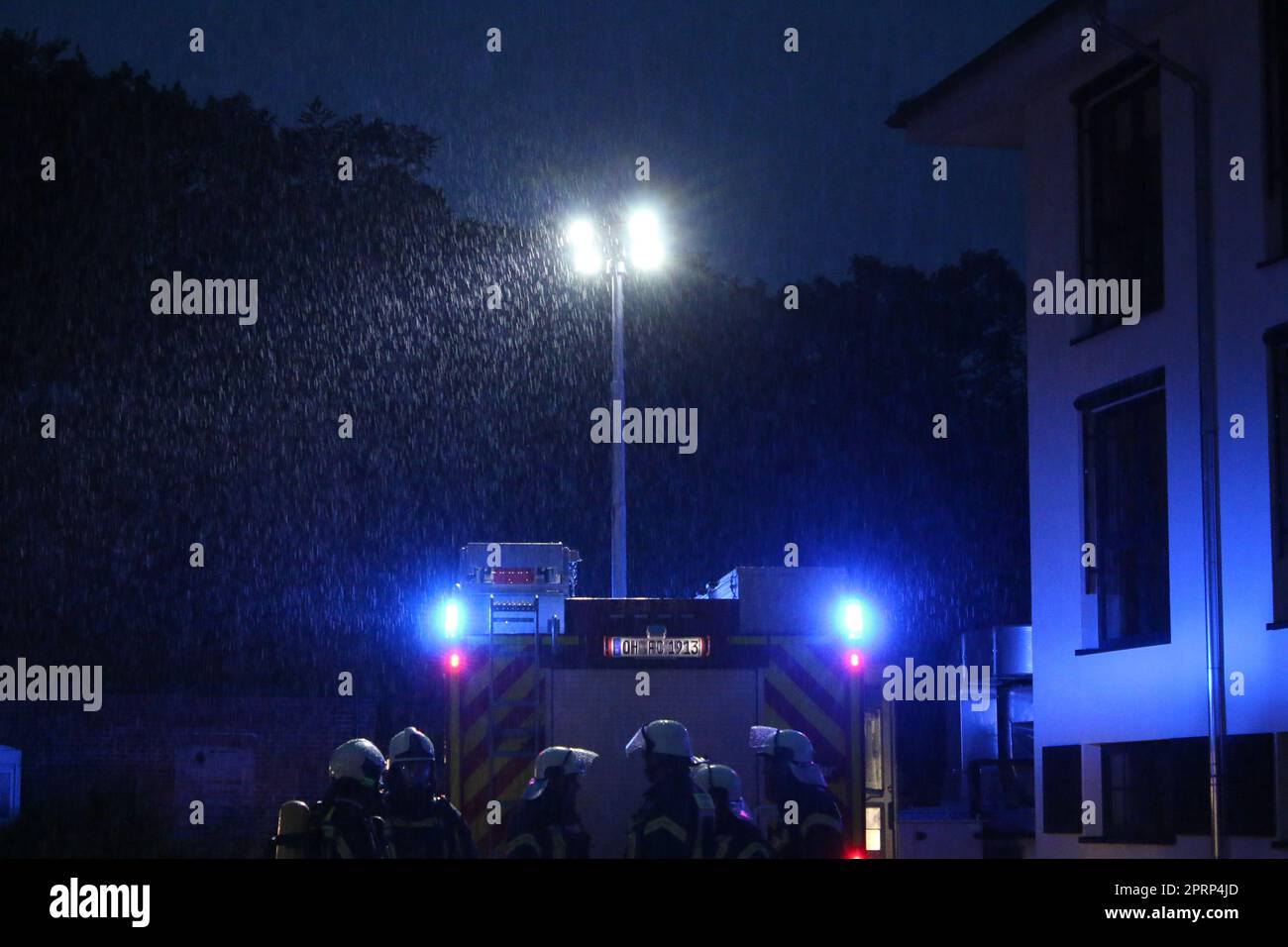 operazioni dei vigili del fuoco di notte Foto Stock