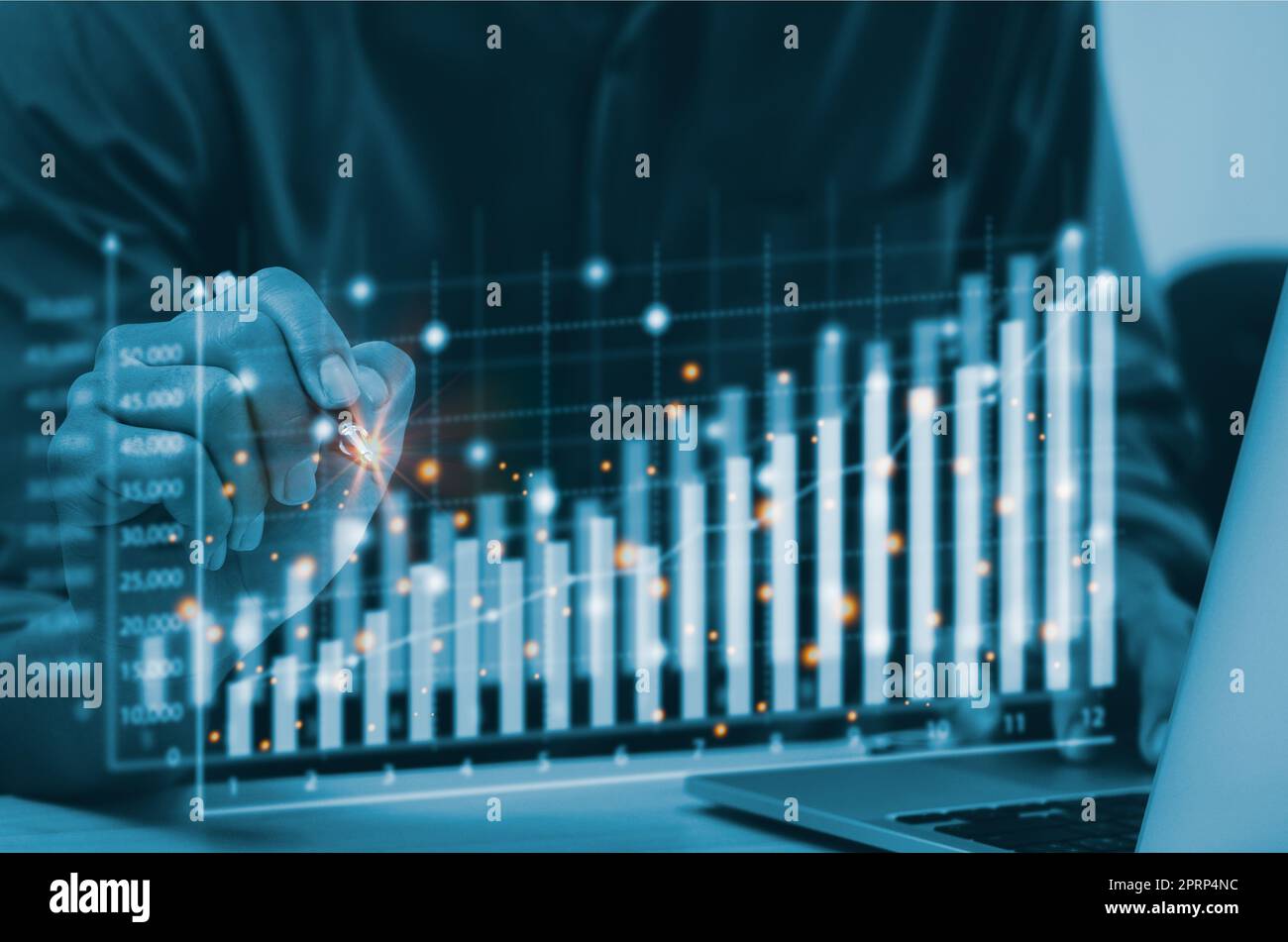 business finance technology and investment concept. business analysis graph and chart data management growth with computer laptop on desk. Foto Stock