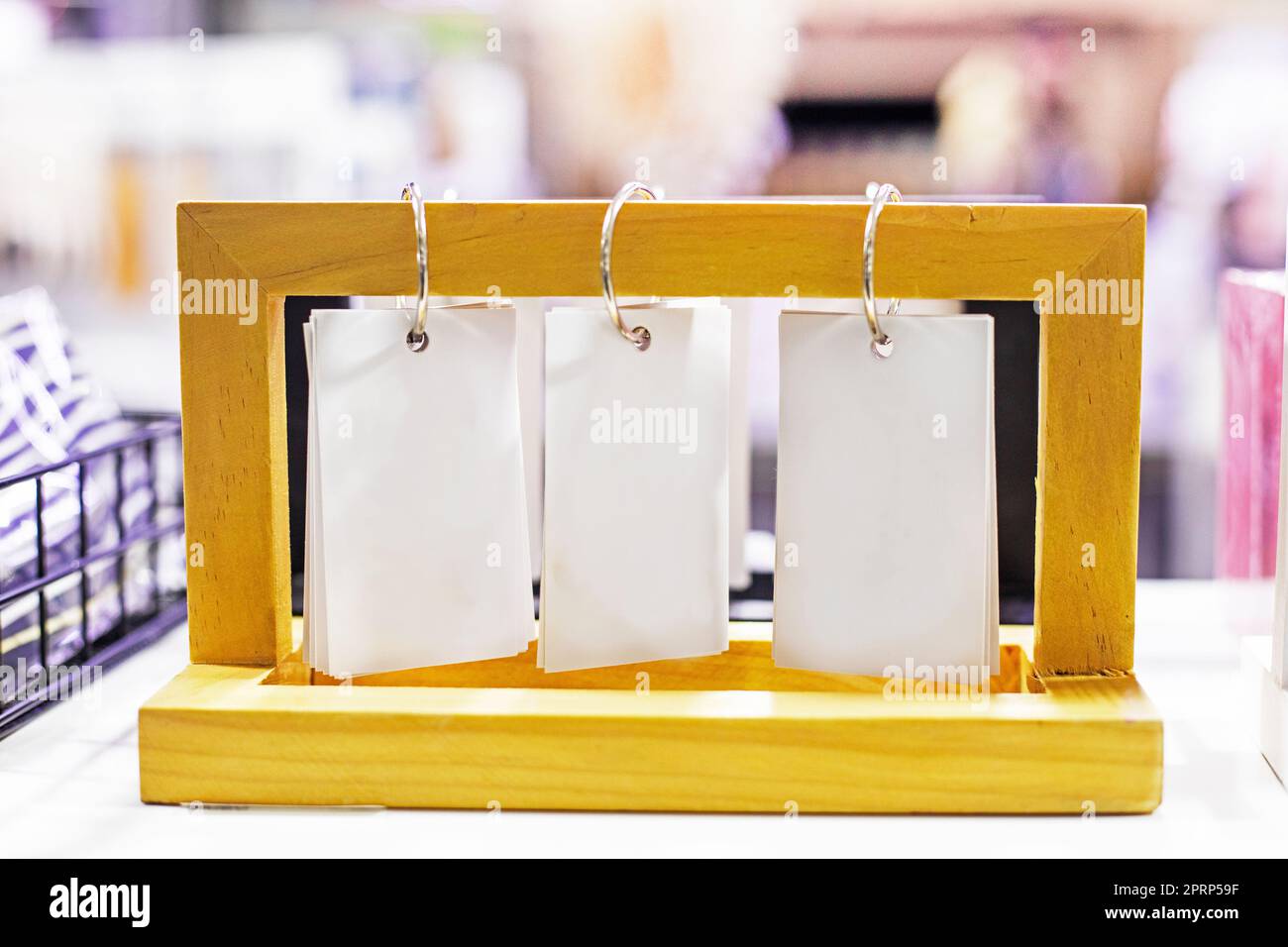 mobile tavolo mobile in legno mockup calendario con strisce di carta bianca. mocap Foto Stock