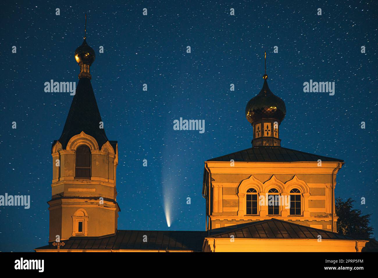 Korma Village, Dobrush District, Bielorussia. Cometa NEOWISE C2020f3 in cielo stellato notturno sopra St. John the Korma Convent Church nel Korma Village. Famosa chiesa ortodossa e patrimonio storico Foto Stock