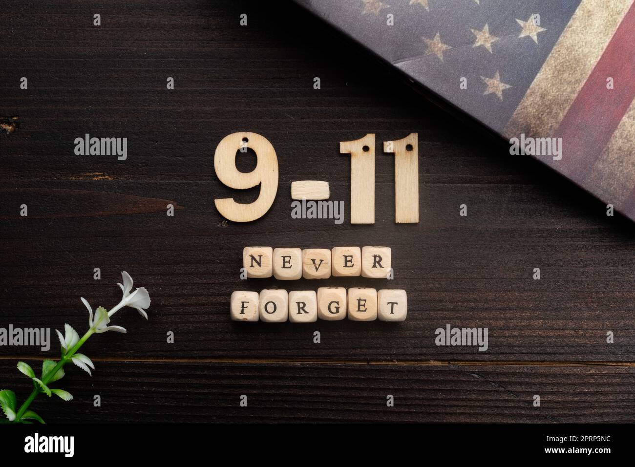 9-11 memoriale: lettere e numeri di legno che compongono il testo 9 11 non dimenticare mai Foto Stock