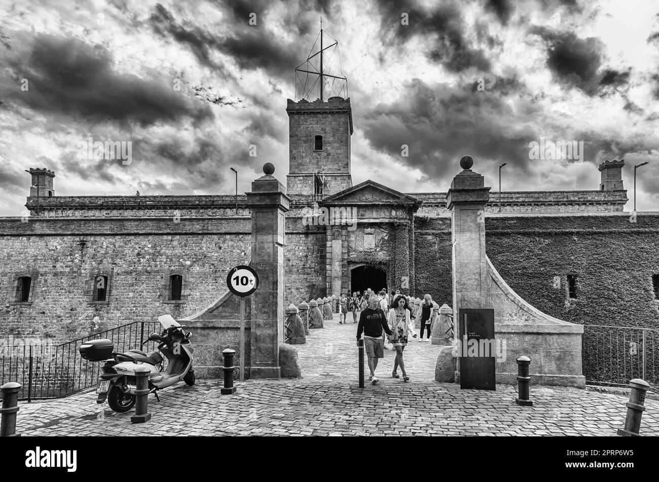 BARCELLONA - 11 AGOSTO: Ingresso principale al Castello di Montjuic, un'antica fortezza militare a Barcellona, Catalogna, Spagna, il 11 agosto 2017 Foto Stock