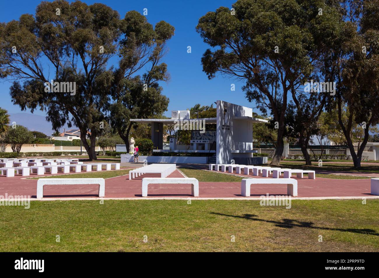 Chiesa all'aperto, circondata da alberi, roquetas de mar, almeria, spagna Foto Stock
