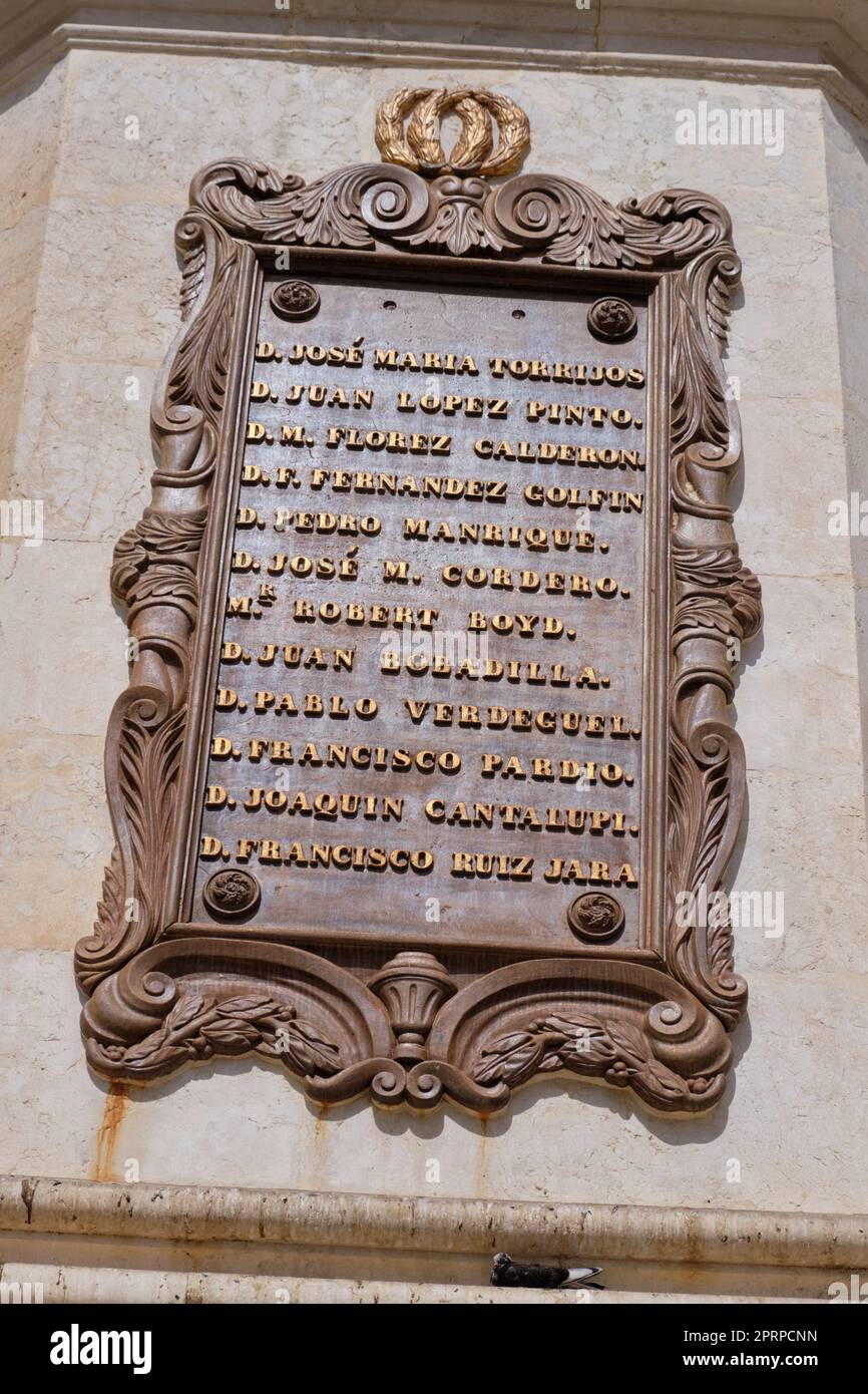 Targa commemorativa sull'obelisco del generale Torrijos a Plaza de la Merced, Málaga, Spagna. Foto Stock