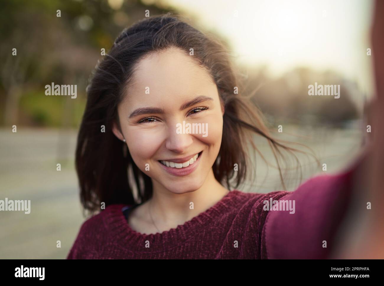 Ma in primo luogo, un selfie. Ritratto di una giovane donna felice che prende un selfie all'aperto Foto Stock