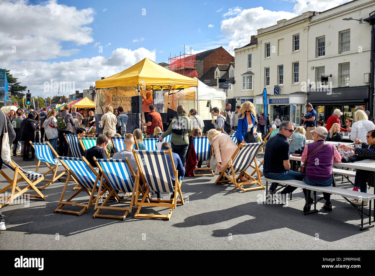 Le persone che mangiano e bevono all'aperto e che si godono il clima caldo in un festival di Street food all'aperto. Stratford Upon Avon Inghilterra Regno Unito Foto Stock