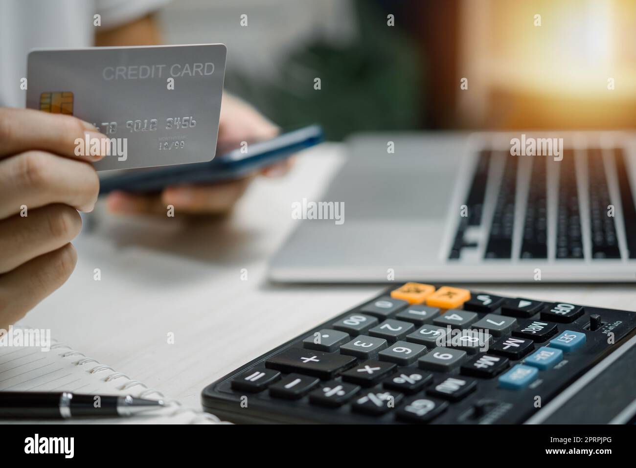 Business finanza pagamento tecnologia digitale commercio online banking concetto uomo in possesso di carta di credito pagamento e shopping con trasferimento di denaro. Foto Stock