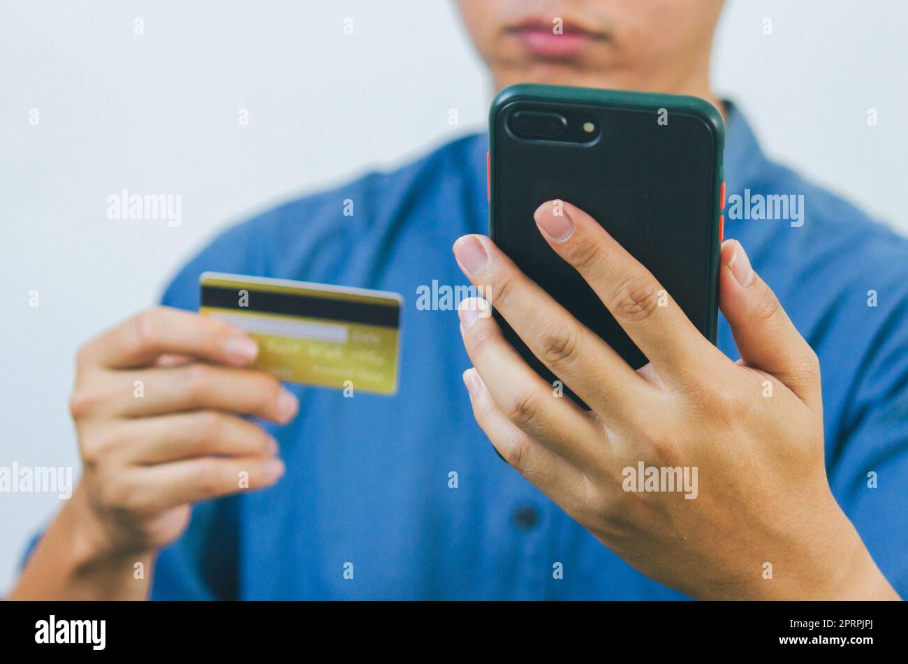 Shopping online digital banking utilizzando carta di credito e smartphone mobile concetto di e-commerce. Foto Stock