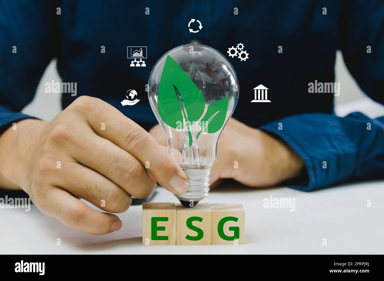 Ambiente, sociale e governance il comportamento ESG è utilizzato dagli investitori socialmente interessati per considerare potenziali investimenti.innovazione imprenditoriale sviluppo di idee blocco di legno cubo. Foto Stock