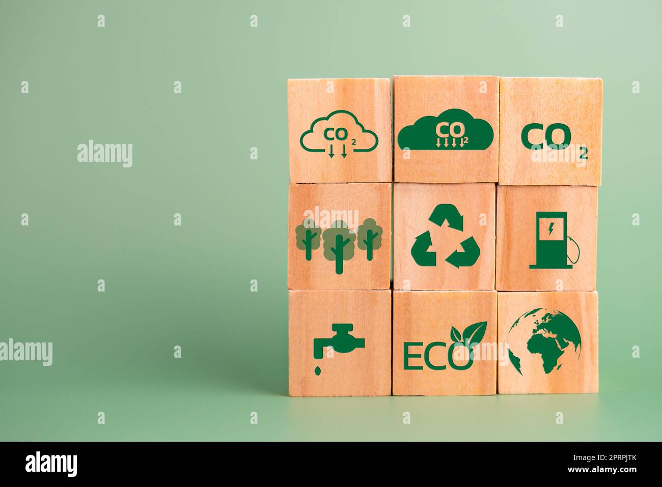 blocco di legno cubo icona co2 carbon credit e eco energia verde tecnologia su sfondo verde. Foto Stock