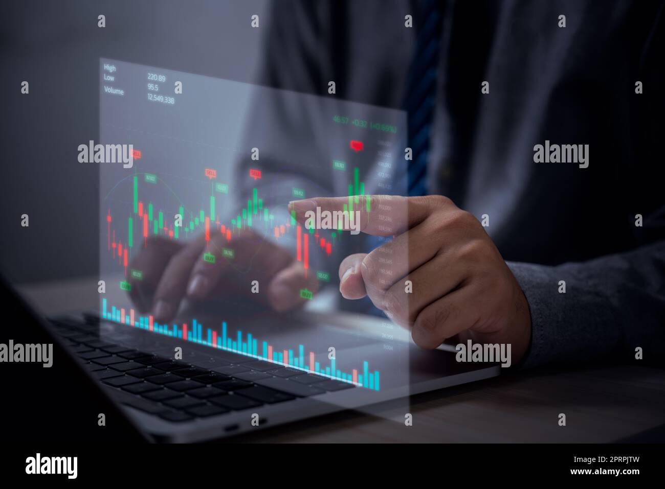 Concetto di investimento e tecnologia di finanza aziendale Fondi per investimenti in borsa e asset digitali Un uomo d'affari analizza i dati finanziari da un grafico di trading forex. Foto Stock