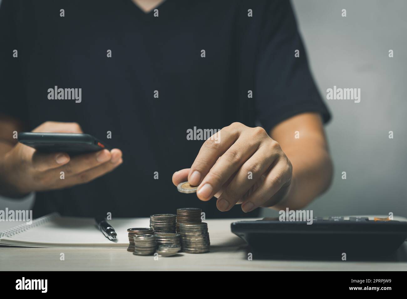 Il risparmio economico delle imprese finanzia la crescita dell'economia d'investimento. Assicurazione di concetto e inflazione di contabilità di imposta. Foto Stock