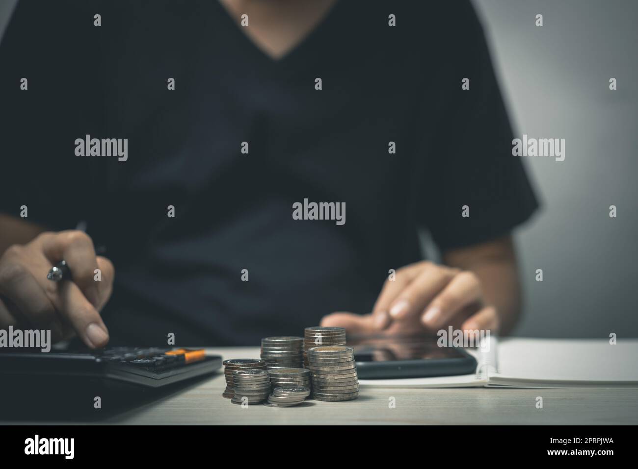 Il risparmio economico delle imprese finanzia la crescita dell'economia d'investimento. Assicurazione di concetto e inflazione di contabilità di imposta. Foto Stock