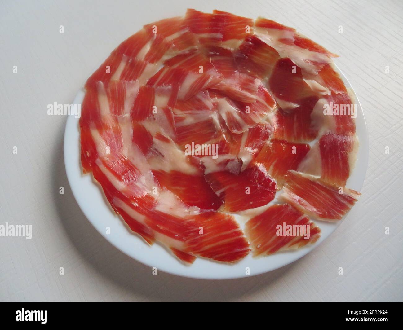 Delizioso prosciutto iberico spagnolo tagliato con fantastico coltello aromatico gustoso Foto Stock