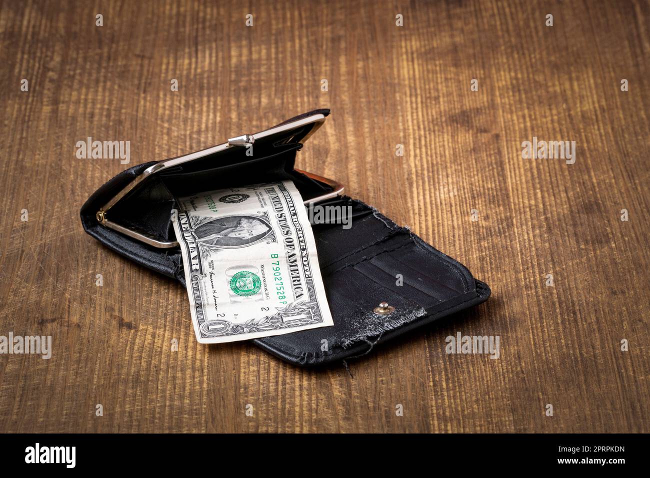 Un dollaro americano in un vecchio portafoglio frastagliato Foto Stock