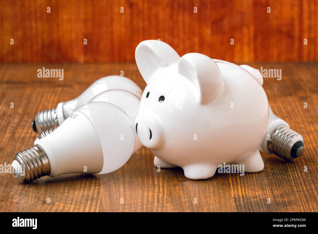 Piggy bank e lampadine a LED economiche Foto Stock