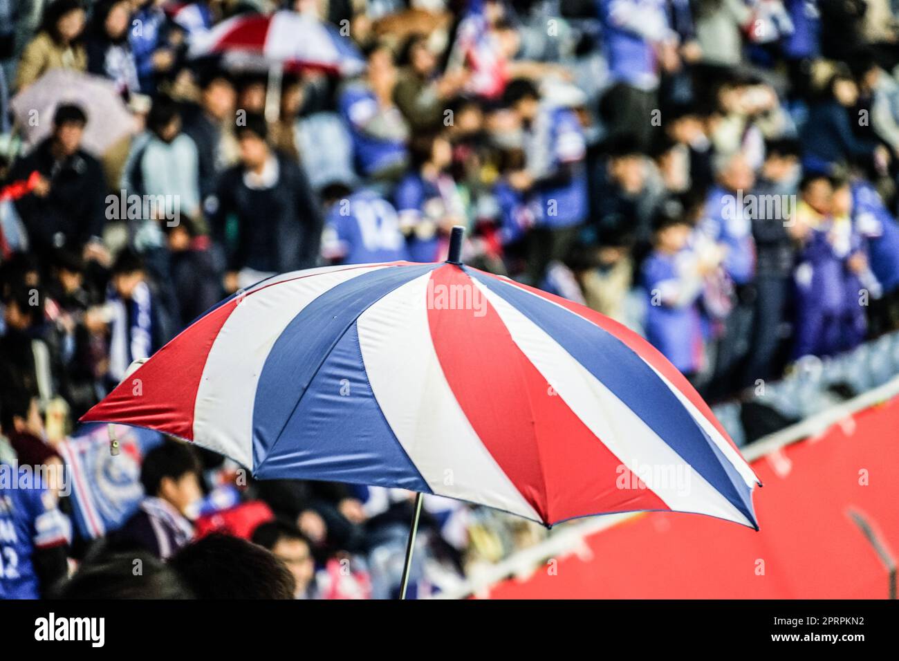 La gente per allietare la partita di calcio Foto Stock
