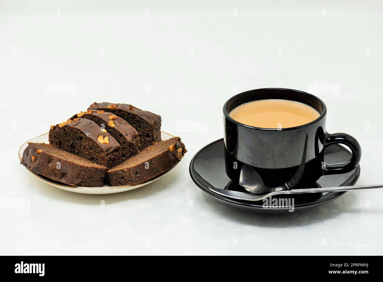 torta di prugne, tè caldo con latte, torta di prugne con tè, tè caldo con latte Foto Stock