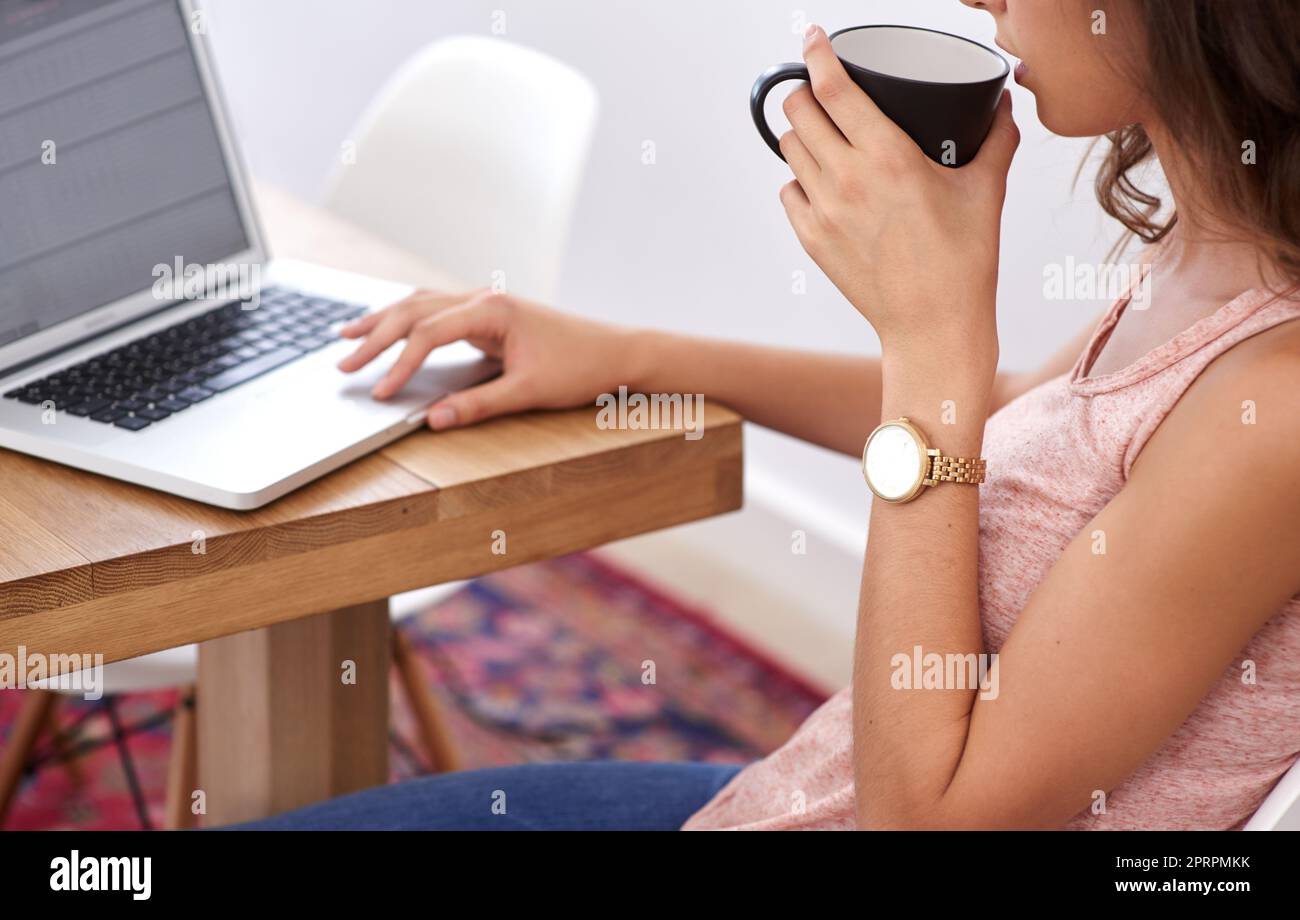 Wireless questo fine settimana. Una giovane donna che lavora al suo computer da casa. Foto Stock