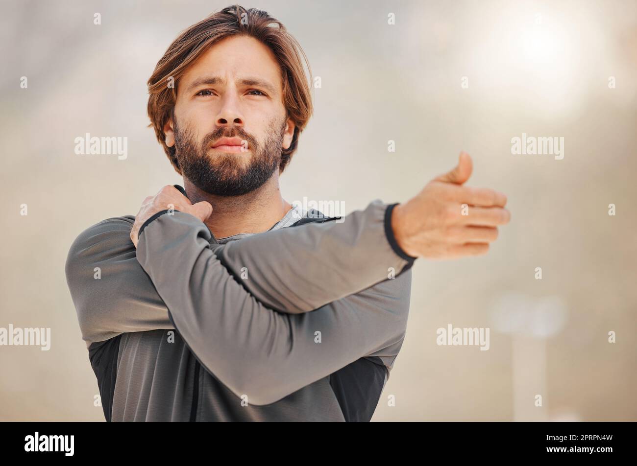 Uomo che si allena per allenarsi in città, corre per esercizi cardiovascolari e allenarsi per una forte motivazione del corpo. Impegno, atleta o corridore sano e sportivo pronto per la competizione sportiva Foto Stock