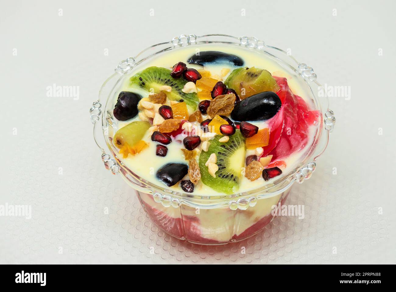 budino di trifle, crema di trifle, gelatina e frutta, dessert Foto Stock