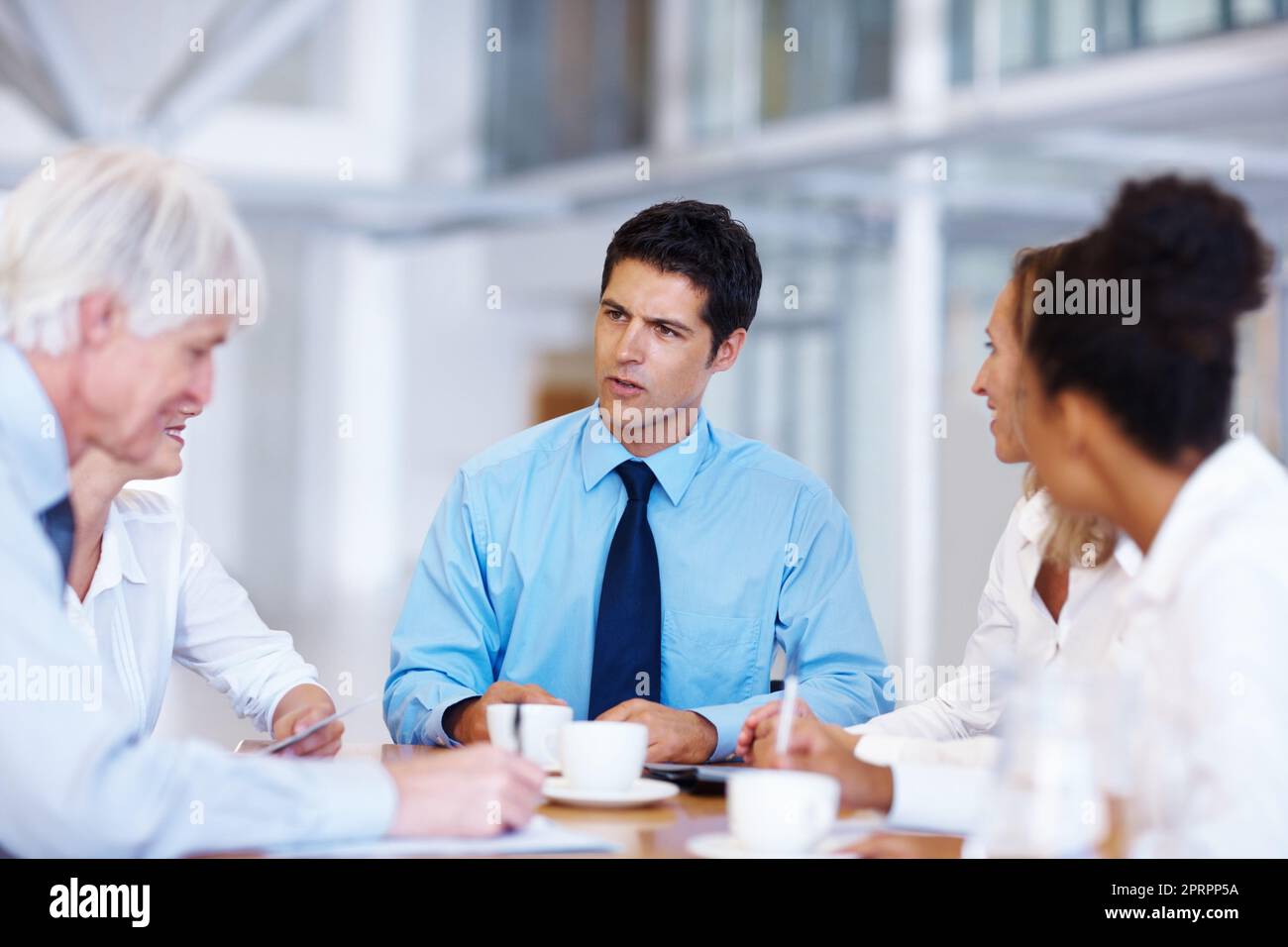 Meeting di lavoro. Ritratto delle persone di affari multietniche che discutono in una riunione di conferenza. Foto Stock