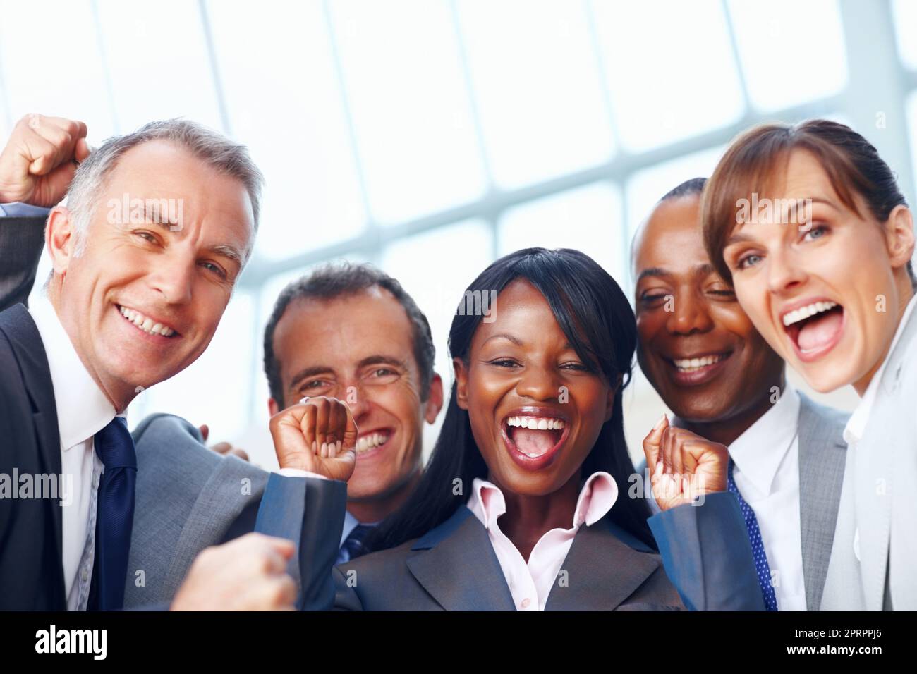 Felice multi etnico uomini d'affari godendo di successo. Primo piano ritratto di felice multi etnico business persone che godono di successo. Foto Stock